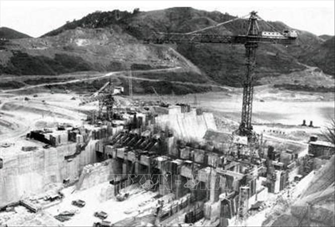 Trong ảnh: Ngày 6/11/1979, dự án xây dựng Nhà máy Thủy điện Hòa Bình chính thức được khởi công. Ảnh: TTXVN