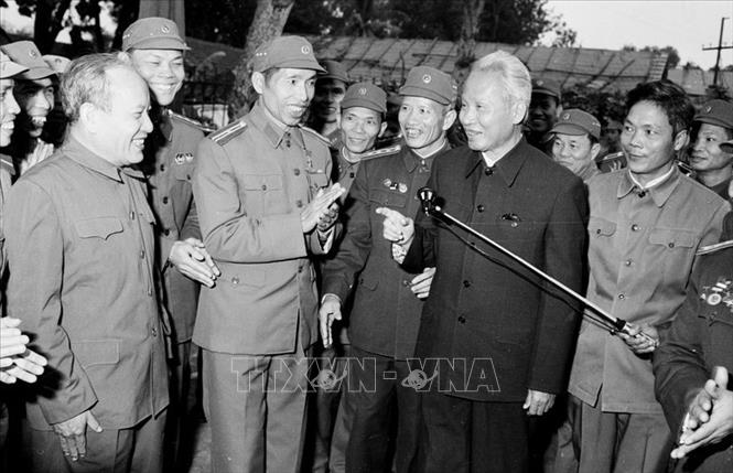 Trong ảnh: Thủ tướng Phạm Văn Đồng và các chiến sỹ công an nhân dân trong ngày ngành Công an đón nhận danh hiệu Anh hùng Lực lượng vũ trang nhân dân (5/1/1980). Ảnh: Kim Hùng - TTXVN