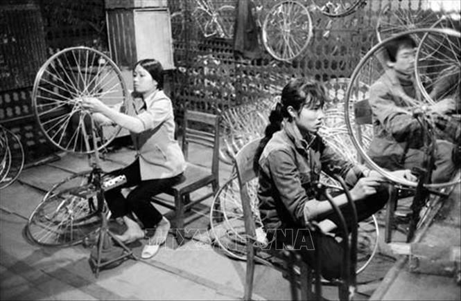 Trong ảnh: Các nữ công nhân nhà máy sản xuất xe đạp xí nghiệp quốc doanh ở Hà Nội đầu năm 1980. Ảnh: Tư liệu/TTXVN phát