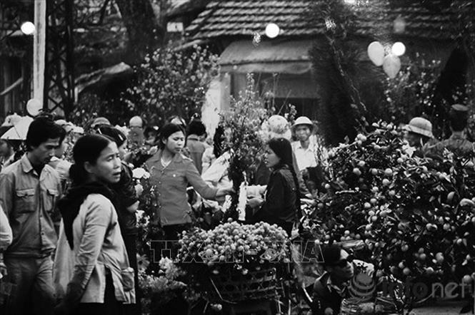Trong ảnh: Chợ hoa Hà Nội năm 1980. Ảnh: TTXVN