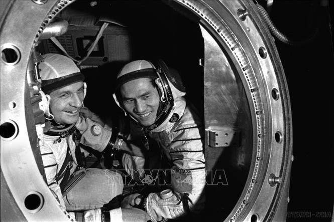 Trong ảnh: Vào hồi 21 giờ 33 phút 3 giây (giờ Moskva) ngày 23/7/1980, từ sân bay vũ trụ Baikonour, tàu Liên hợp 37 đã được phóng lên vũ trụ với đội bay quốc tế gồm hai phi hành gia Vitor Gorbatko và Phạm Tuân. Đây là chuyến bay nằm trong chương trình hợp tác vũ trụ quốc tế Intercosmos Liên Xô – Việt Nam. Qua đó nhằm hiện thực hóa mong muốn đưa người Việt Nam đầu tiên, đồng thời là người Châu Á đầu tiên vào vũ trụ. Bên cạnh đó, chuyến du hành vũ trụ này còn có ý nghĩa to lớn đối với công cuộc đạt được các thành tựu khoa học vũ trụ thông qua việc quan sát và chụp ảnh trái đất, tiến hành các thí nghiệm trong suốt những ngày làm việc của phi hành gia trên quỹ đạo. Ảnh: Tiến Dũng - TTXVN