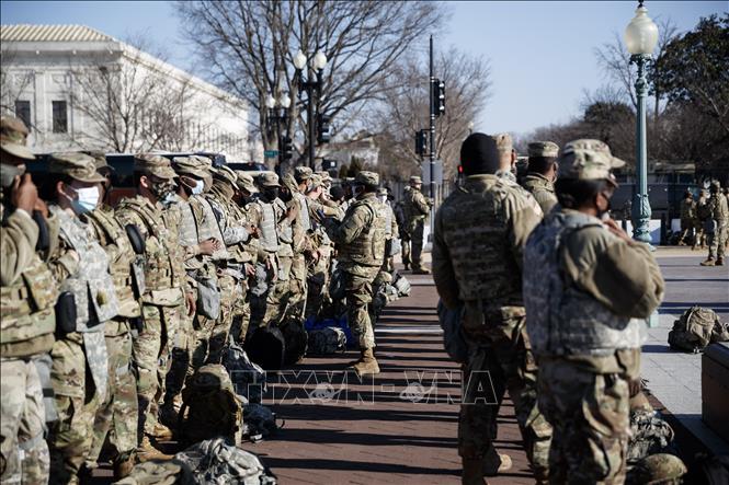 Trong ảnh: Lực lượng Vệ binh quốc gia Mỹ được triển khai tại Đồi Capitol ở Washington, DC ngày 14/1/2021. Ảnh: THX/TTXVN