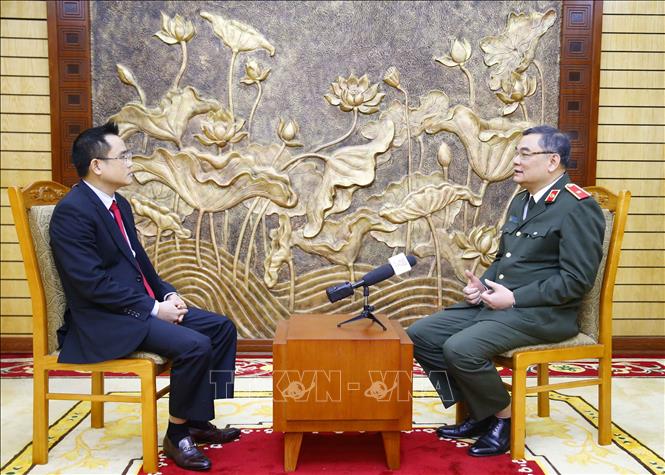 Trong ảnh: Thiếu tướng Tô Ân Xô, Chánh Văn phòng Bộ Công an trả lời phỏng vấn phóng viên Thông tấn xã Việt Nam. Ảnh: Doãn Tấn - TTXVN