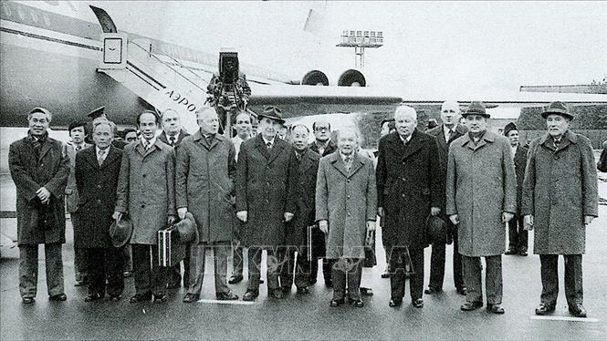 Trong ảnh: Đồng chí Trường Chinh dẫn đầu Đoàn đại biểu Đảng và Nhà nước ta thăm Liên Xô, ngày 4/11/1982. Ảnh: Tư liệu/TTXVN phát