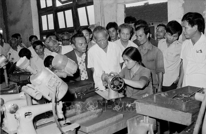 Trong ảnh: Tổng Bí thư Lê Duẩn thăm phân xưởng sản xuất của Xí nghiệp Sản xuất Máy khâu Thăng Long (1982). Ảnh: Thế Trung - TTXVN