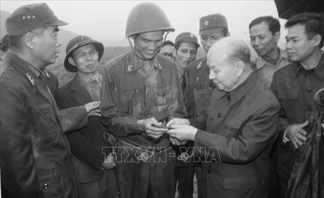 Trong ảnh: Đồng chí Trường Chinh thăm bộ đội trên chốt tiền tiêu ở tỉnh Lạng Sơn (1984). Ảnh: Ngọc Đào - TTXVN