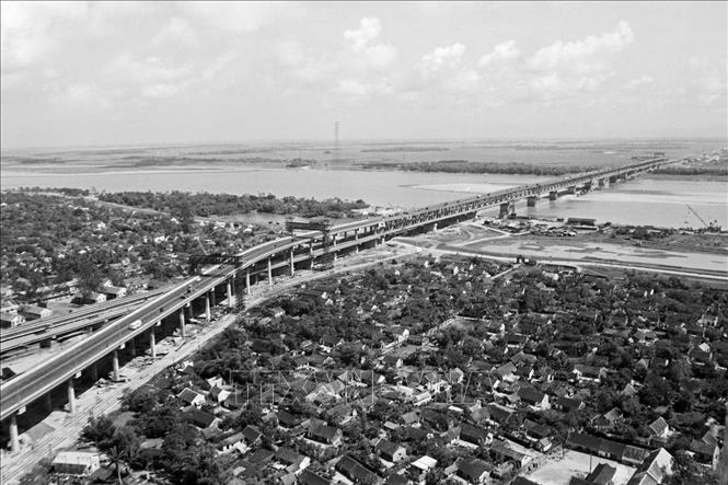Trong ảnh: Cầu Thăng Long được khởi công xây dựng ngày 26/11/1974, chính thức khánh thành ngày 9/5/1985, là cây cầu hiện đại nhất Đông Nam Á lúc bấy giờ. Công trình được xem là một trong những biểu tượng của tình hữu nghị Việt-Xô. Ảnh: TTXVN