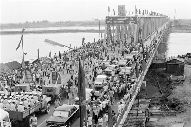 Trong ảnh: Sau 1 năm 9 tháng, ngày 30/6/1985, cầu Chương Dương khánh thành, vượt tiến độ 12 tháng, chấm dứt hoàn toàn cảnh tắc nghẽn trên cầu Long Biên. Cầu Chương Dương hoàn thành thể hiện sự nỗ lực của cán bộ nhân viên ngành Giao thông vận tải trong xây dựng đất nước sau chiến tranh. Ảnh: Văn Sắc - TTXVN