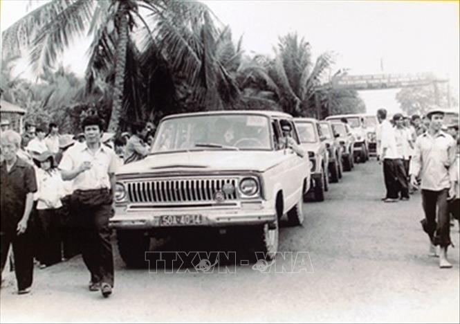 Trong ảnh: Lễ khánh thành tuyến đường Nhà Bè - Duyên Hải (TP Hồ Chí Minh) trong dịp kỷ niệm 10 năm ngày giải phóng hoàn toàn miền Nam, thống nhất đất nước (30/4/1975 - 30/4/1985). Ảnh: TTXVN