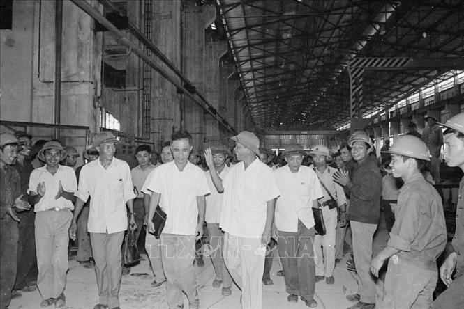 Trong ảnh: Tổng Bí thư Lê Duẩn thăm Nhà máy luyện cán thép Gia Sàng, Khu Gang thép Thái Nguyên, đầu năm 1986. Ảnh: Tư liệu TTXVN