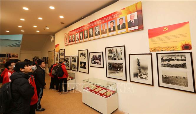 Trong ảnh: Triển lãm là hoạt động văn hóa có ý nghĩa chính trị hướng tới kỷ niệm 91 năm Ngày thành lập Đảng Cộng sản Việt Nam (3/2/1930 - 3/2/2021) và chào mừng Đại hội đại biểu toàn quốc lần thứ XIII của Đảng Cộng sản Việt Nam. Ảnh: Thanh Tùng - TTXVN 