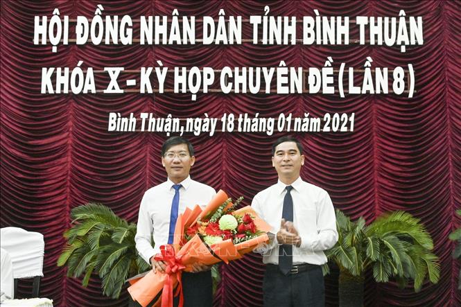 Ông Dương Văn An, Bí thư Tỉnh ủy Bình Thuận tặng hoa chúc mừng ông Lê Tuấn Phong, Chủ tịch UBND tỉnh Bình Thuận. Ảnh: Nguyễn Thanh - TTXVN