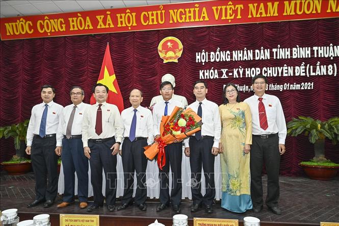Các đồng chí lãnh đạo tỉnh tặng hoa chúc mừng ông Lê Tuấn Phong, Chủ tịch UBND tỉnh Bình Thuận. Ảnh: Nguyễn Thanh - TTXVN