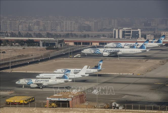 Trong ảnh: Máy bay của Hãng hàng không EgyptAir tại sân bay quốc tế Cairo, Ai Cập ngày 6/1/2021. Ảnh: AFP/TTXVN