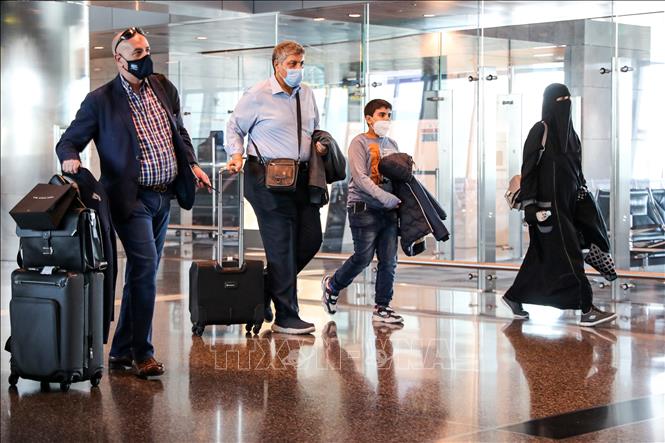 Trong ảnh: Hành khách chuẩn bị đáp chuyến bay đầu tiên của Hãng hàng không Qatar Airways từ sân bay quốc tế Hamad gần thủ đô Doha, Qatar tới Cairo, Ai Cập ngày 18/1/2021. Anh: AFP/TTXVN