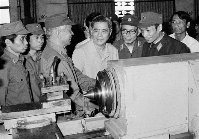 Trong ảnh: Tổng Bí thư Nguyễn Văn Linh thăm phân xưởng sản xuất của nhà máy Z125 thuộc Tổng cục Kỹ thuật (Bộ Quốc phòng), ngày 23/03/1987. Ảnh: Xuân Lâm - TTXVN