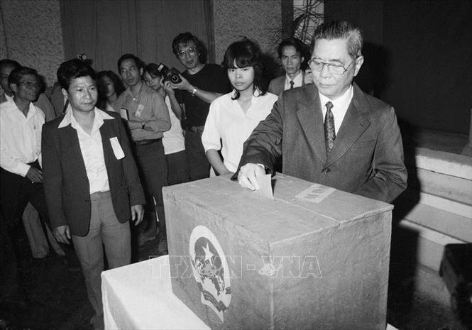 Trong ảnh: Tổng Bí thư Nguyễn Văn Linh bỏ phiếu bầu đại biểu Quốc hội khóa 8 và HĐND các cấp tại đơn vị bầu cử số 6, phường Quán Thánh, quận Ba Đình (Hà Nội), sáng 19/04/1987. Ảnh: Xuân Lâm - TTXVN