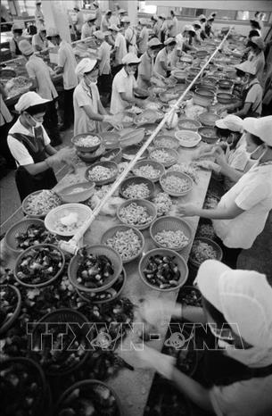 Trong 5 năm đầu tiên thực hiện đường lối đổi mới, công tác kế hoạch hoá đã có những bước tiến lớn, có tác dụng tích cực đến quá trình sản xuất của các cơ sở thuộc các thành phần kinh tế khác nhau. Công tác kế hoạch hoá đã chuyển từ kế hoạch pháp lệnh sang kế hoạch định hướng là chủ yếu. Do đó, đã tạo được tính độc lập, tự chủ của các cơ sở sản xuất, kinh doanh. Trong ảnh: Chế biến hải sản xuất khẩu tại một nhà máy thực phẩm đông lạnh ở TP Hồ Chí Minh. Ảnh: Tư liệu/TTXVN phát  