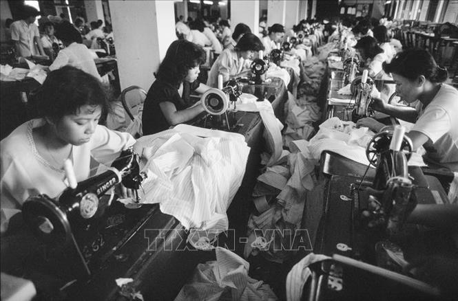 Trong ảnh: Sản xuất quần áo xuất khẩu tại một nhà máy dệt may ở TP Hồ Chí Minh, năm 1988. May mặc được xác định là một trong những ngành xuất khẩu chủ lực của Việt Nam từ thời kỳ Đổi mới. Ảnh: Tư liệu/TTXVN phát