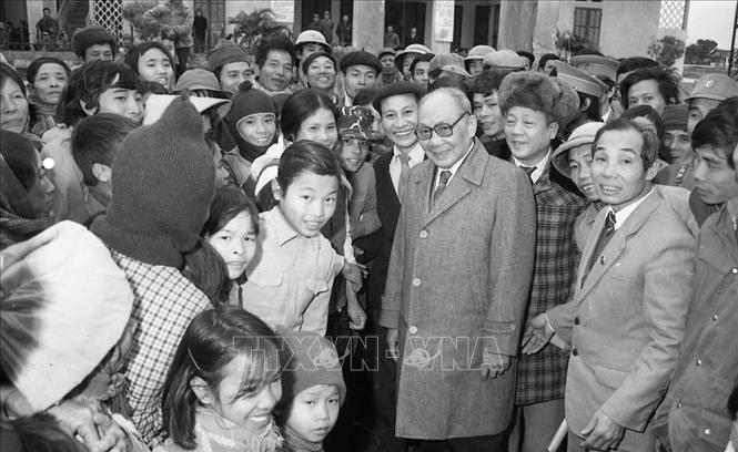 Trong ảnh: Chủ tịch Hội đồng Nhà nước Võ Chí Công thăm hỏi xã viên Hợp tác xã Đồng Lý (huyện Lý Nhân) trong chuyến thăm, chúc Tết Kỷ Tỵ cán bộ, chiến sĩ và nhân dân tỉnh Hà Nam Ninh từ ngày 1 - 4/2/1989. Ảnh: Minh Điền - TTXVN