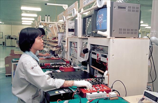 Luật Đầu tư nước ngoài tại Việt Nam được Quốc hội thông qua ngày 29/12/1987 là một “quyết định lịch sử”, chính thức khai thông dòng vốn đầu tư trực tiếp nước ngoài (FDI) vào Việt  Nam, tạo đà cho sự  phát triển của kinh tế Việt Nam trong các giai đoạn khó khăn, đặt nền móng cho những thay đổi chính sách sau này, tạo nên các thành quả to lớn cho nền kinh tế Việt Nam hiện nay. Trong ảnh: Công ty TNHH Sơn TOA Việt Nam (Tập đoàn sơn TOA của Thái Lan) hiện diện tại thị trường Việt Nam khá sớm sau khi Luật Đầu tư nước ngoài có hiệu lực, kinh doanh và sản xuất trong các lĩnh vực: Sản xuấtsơn và chất liệu phủ, hoá chất, hoá dầu, công nghệ sơn xe hơi…. Ảnh: TTXVN