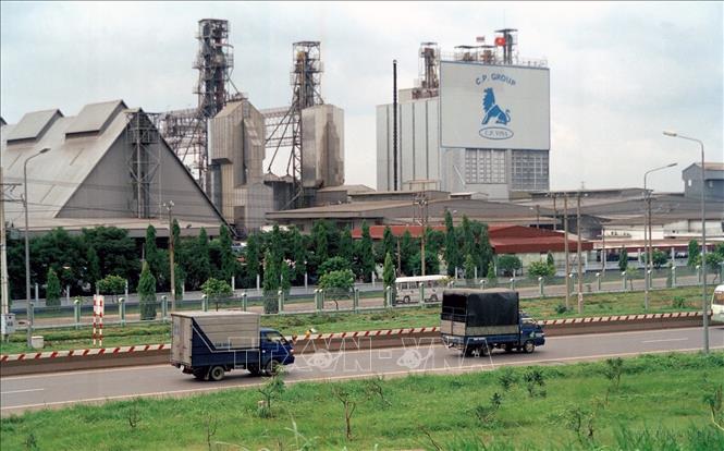 Luật Đầu tư nước ngoài tại Việt Nam được Quốc hội thông qua ngày 29/12/1987 là một “quyết định lịch sử”, chính thức khai thông dòng vốn đầu tư trực tiếp nước ngoài (FDI) vào Việt  Nam, tạo đà cho sự  phát triển của kinh tế Việt Nam trong các giai đoạn khó khăn, đặt nền móng cho những thay đổi chính sách sau này, tạo nên các thành quả to lớn cho nền kinh tế Việt Nam hiện nay. Trong ảnh: Công ty Cổ phần Chăn nuôi C.P Việt Nam, Tập đoàn C.P. (Charoen Pokphand Group) của Thái Lan, đầu tư vào Việt Nam từ năm 1988 với nhà máy đặt tại Khu Công nghiệp Biên Hòa II (Biên Hòa, Đồng Nai). Ảnh: TTXVN
