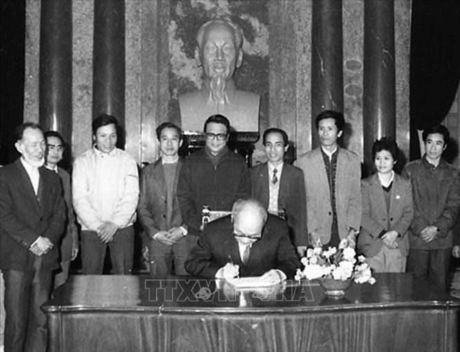 Trong ảnh: Ngày 27/1/1990, Chủ tịch Hội đồng Nhà nước Võ Chí Công ký Pháp lệnh về chất lượng hàng hóa. Ảnh: Minh Điền - TTXVN