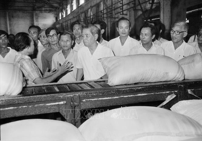 Trong ảnh: Từ 12 - 15/9/1990, Tổng Bí thư Nguyễn Văn Linh thăm nhà máy phân đạm Hà Bắc. Ảnh: Xuân Lâm - TTXVN