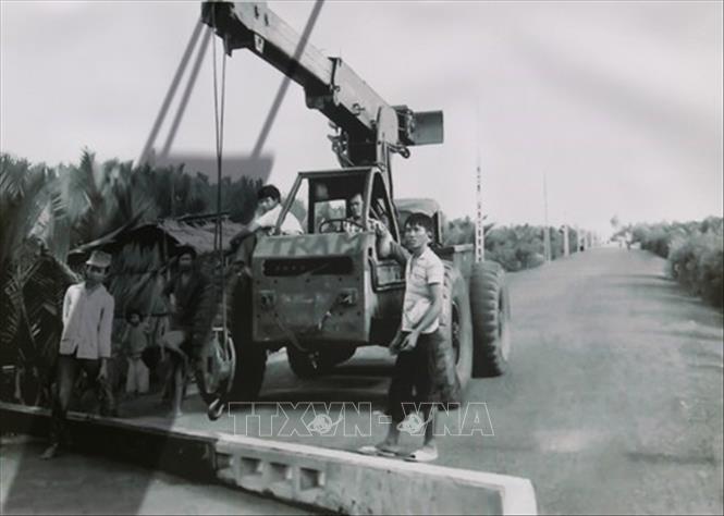 Trong ảnh: Kéo lưới điện quốc gia về huyện Cần Giờ (TP Hồ Chí Minh), năm 1990. Ảnh: Tư liệu/TTXVN phát