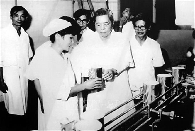 Trong ảnh: Tổng Bí thư Nguyễn Văn Linh thăm nhà máy sữa Dielac ở TP Hồ Chí Minh, ngày 2/11/1990. Ảnh: TTXVN 
