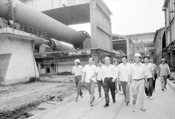 Trong ảnh: Chủ tịch Hội đồng Bộ trưởng Đỗ Mười thăm nhà máy xi măng Hải Phòng, ngày 25/3/1991. Ảnh: Minh Đạo - TTXVN