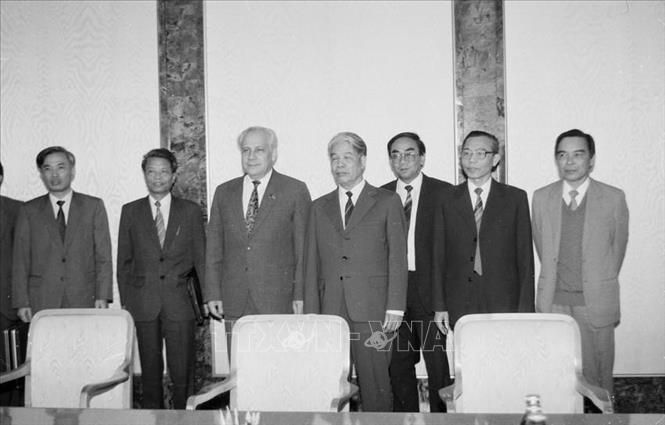 Trong ảnh: Chủ tịch Hội đồng Bộ trưởng Đỗ Mười hội đàm với Thủ tướng Liên Xô Valentin Pavlov, ngày 7/5/1991 tại điện Kremlin ở thủ đô Moskva. Ảnh: Minh Đạo - TTXVN