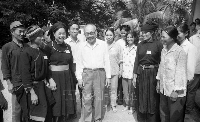 Trong ảnh: Sáng 23/9/1991, Chủ tịch Hội đồng Nhà nước Võ Chí Công tới dự và phát biểu tại phiên khai mạc Kỳ họp bất thường của Hội đồng nhân dân tỉnh Hà Tuyên (khóa IV). Ảnh: Minh Điền - TTXVN