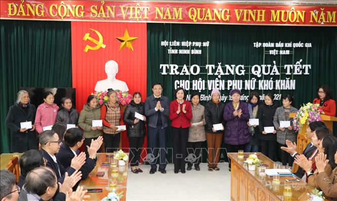 Trong ảnh: Đồng chí Nguyễn Thị Thanh và lãnh đạo Tập đoàn Dầu khí Quốc gia Việt Nam tặng quà cho hộ gia đình phụ nữ nghèo tại Hội Liên hiệp Phụ nữ tỉnh Ninh Bình. Ảnh: Đức Phương - TTXVN