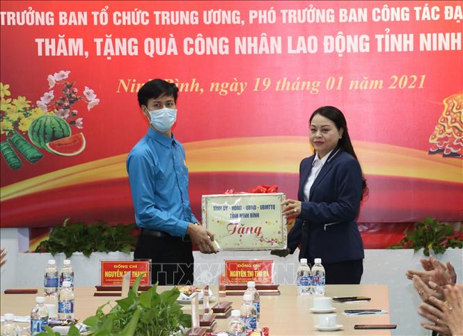 Trong ảnh: Đồng chí Nguyễn Thị Thu Hà, Ủy viên Trung ương Đảng, Bí thư Tỉnh ủy, Trưởng đoàn ĐBQH tỉnh Ninh Bình, tặng quà cho tập thể Công ty TNHH Giầy Athena Việt Nam. Ảnh: Đức Phương - TTXVN