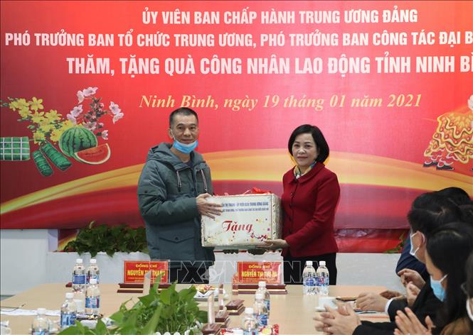 Trong ảnh: Đồng chí Nguyễn Thị Thanh, Ủy viên Trung ương Đảng, Phó trưởng Ban Tổ chức Trung ương, Phó trưởng Ban Công tác Đại biểu Quốc hội, tặng quà cho tập thể Công ty TNHH Giầy Athena Việt Nam. Ảnh: Đức Phương - TTXVN