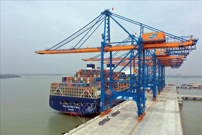 Trong ảnh: Tàu container CMA CGM CORTE REAL tải trọng 165.375 DWT, có chiều dài 365,5m cập cảng GERMALINK bốc dỡ hàng hóa. Ảnh: TTXVN phát