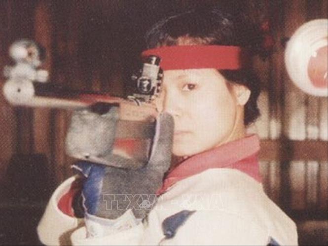 Sau 16 năm vắng bóng tại Đại hội thể thao khu vực Đông Nam Á (SEA Games), kể từ sau năm 1973, đoàn thể thao Việt Nam đã tái xuất tại SEA Games 15 - năm 1989 ở Kuala Lumpur (Malaysia) và đã đoạt đến 19 huy chương (3 HCV, 11 HCB, 5 HCĐ), xếp thứ 7/9 đoàn tham dự. Tiêu biểu là môn bắn súng khi các xạ thủ đoạt 14/19 huy chương, trong đó có 3 chiếc HCV. Trong ảnh: Xuất sắc nhất ở SEA Games 15 là nữ xạ thủ Ngô Ngân Hà - tuyển thủ duy nhất đoạt HCV cá nhân ở nội dung súng trường tiêu chuẩn, ngoài ra còn góp công lớn trong chiếc HCV đồng đội nữ cũng ở nội dung súng trường tiêu chuẩn. Ảnh: Tư liệu TTXVN
