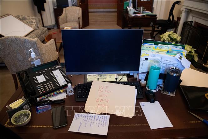 Trong ảnh: Người biểu tình đột nhập tòa nhà Quốc hội và để lại mẩu giấy trên bàn làm việc của Chủ tịch Hạ viện Mỹ Nancy Pelosi ở Washington DC., ngày 6/1/2021. Ảnh: AFP/TTXVN