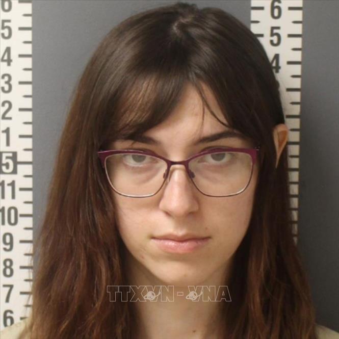 Trong ảnh: Nghi phạm Riley June Williams bị cáo buộc đột nhập tòa nhà Quốc hội Mỹ ở Washington DC. ngày 6/1/2021 và lấy cắp máy tính cá nhân của Chủ tịch Hạ viện Mỹ Nancy Pelosi. Ảnh: ABC7/TTXVN 