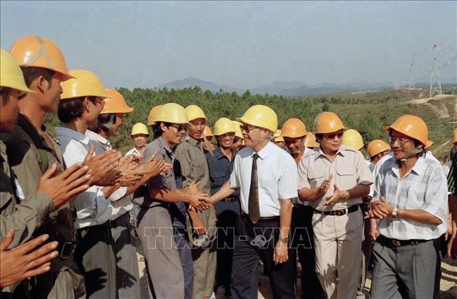 Trong ảnh: Thủ tướng Võ Văn Kiệt thăm cán bộ, công nhân Công ty Xây lắp điện 3 đang thi công tuyến đường dây 500KV Hà Tĩnh – Đắc Lây, tháng 5/1993. Ảnh: Minh Đạo – TTXVN