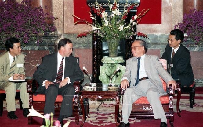 Giai đoạn 1991 - 1996, Việt Nam đã hình thành về cơ bản đường lối đối ngoại độc lập, tự chủ, rộng mở, đa dạng hóa, đa phương hóa quan hệ quốc tế. Trong ảnh: Chủ tịch nước Lê Đức Anh tiếp Thủ tướng Australia Paul Keating thăm chính thức Việt Nam, tại Phủ Chủ tịch, ngày 11/4/1994. Ảnh: Minh Ðạo – TTXVN