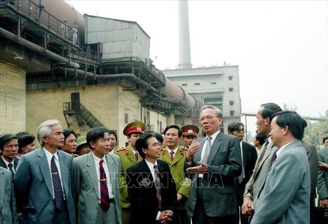 Trong ảnh: Chủ tịch nước Lê Đức Anh thăm Công ty Xi măng Bỉm Sơn (Thanh Hóa), ngày 29/12/1994. Ảnh: Cao Phong – TTXVN