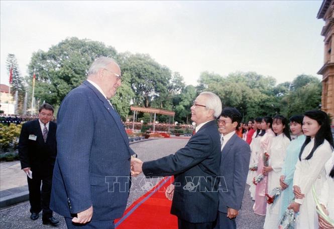 Giai đoạn 1991 - 1996, Việt Nam đã hình thành về cơ bản đường lối đối ngoại độc lập, tự chủ, rộng mở, đa dạng hóa, đa phương hóa quan hệ quốc tế. Trong ảnh: Thủ tướng Võ Văn Kiệt đón Thủ tướng CHLB Đức Helmut Kohl thăm chính thức Việt Nam, ngày 17/11/1995, tại Hà Nội. Ảnh: Minh Đạo - TTXVN