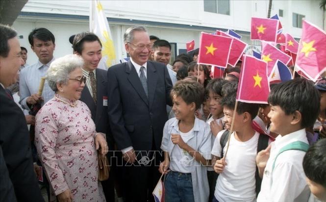 Giai đoạn 1991 - 1996, Việt Nam đã hình thành về cơ bản đường lối đối ngoại độc lập, tự chủ, rộng mở, đa dạng hóa, đa phương hóa quan hệ quốc tế. Trong ảnh: Chủ tịch nước Lê Đức Anh và Phu nhân với các cháu thiếu niên Khu chế xuất Subic trong chuyến thăm chính thức Cộng hòa Philippines, tháng 11/1995. Ảnh: Cao Phong – TTXVN