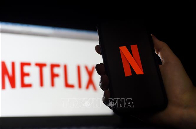Trong ảnh: Biểu tượng Netflix trên màn hình máy tính và điện thoại di động tại Arlington, Virginia, Mỹ. Ảnh: AFP/ TTXVN