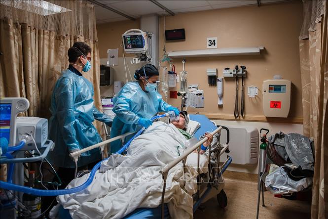 Trong ảnh: Nhân viên y tế điều trị cho bệnh nhân mắc COVID-19 tại một bệnh viện ở California, Mỹ ngày 11/1/2021. Ảnh: AFP/TTXVN