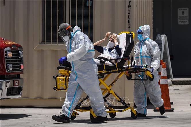 Trong ảnh: Nhân viên y tế chuyển bệnh nhân mắc COVID-19 vào một bệnh viện ở Miami, Mỹ ngày 30/7/2020. Ảnh: AFP/TTXVN