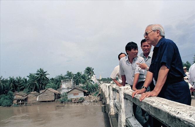 Trong ảnh: Thủ tướng Võ Văn Kiệt thị sát công trình thủy lợi tỉnh Trà Vinh, ngày 26/7/1996. Ảnh: Minh Đạo – TTXVN