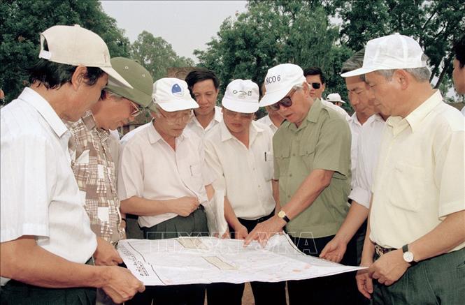 Trong ảnh: Ngày 11/7/1997, Thủ tướng Võ Văn Kiệt đi kiểm tra tiến độ thi công tuyến đường cao tốc Láng (Hà Nội) đi Hòa Lạc (Hà Tây), dự kiến hoàn thành đầu năm 1998. Ảnh: Minh Đạo – TTXVN